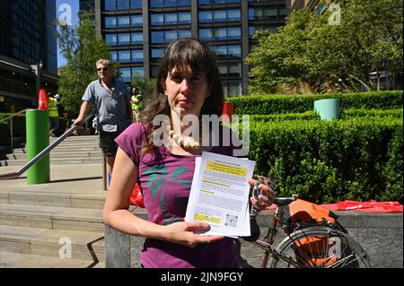 1 Principal Place, London, Großbritannien. 10.. August 2022. Amazon-Arbeiter protestieren gegen die Schmörheit von Amazon. Reine Korporation Gier, die Amazon Chief Executive Office, Andy Jassey, angehäuft £176m Amazon Arbeitnehmer nur 35-50 Penny pro Stunde der Erhöhung zur Verfügung zu stellen. Das ist beleidigend. Vereinigte die Forderung der Union nach einem Mindestlohn von £11 - £12 pro Stunde für Arbeitnehmer außerhalb der Zentrale von Amazon. Quelle: Siehe Li/Picture Capital/Alamy Live News Stockfoto