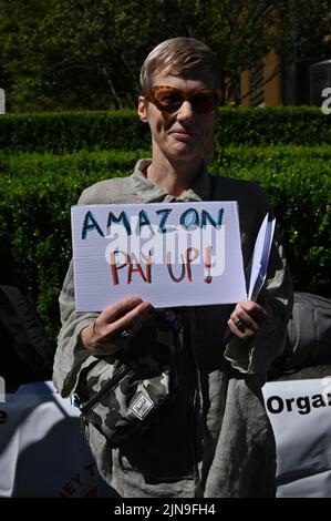 1 Principal Place, London, Großbritannien. 10.. August 2022. Amazon-Arbeiter protestieren gegen die Schmörheit von Amazon. Reine Korporation Gier, die Amazon Chief Executive Office, Andy Jassey, angehäuft £176m Amazon Arbeitnehmer nur 35-50 Penny pro Stunde der Erhöhung zur Verfügung zu stellen. Das ist beleidigend. Vereinigte die Forderung der Union nach einem Mindestlohn von £11 - £12 pro Stunde für Arbeitnehmer außerhalb der Zentrale von Amazon. Quelle: Siehe Li/Picture Capital/Alamy Live News Stockfoto