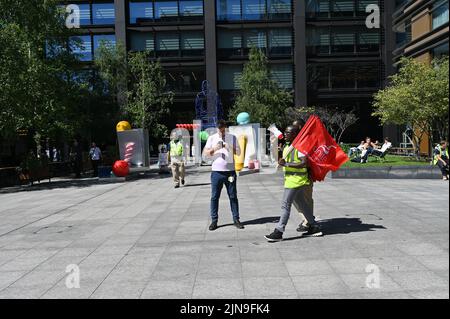 1 Principal Place, London, Großbritannien. 10.. August 2022. Die Sicherheit lässt Amazon-Arbeiter nicht zu, protestiert gegen die Schelheit von Amazon. Reine Korporation Gier, die Amazon Chief Executive Office, Andy Jassey, angehäuft £176m Amazon Arbeitnehmer nur 35-50 Penny pro Stunde der Erhöhung zur Verfügung zu stellen. Das ist beleidigend. Vereinigte die Forderung der Union nach einem Mindestlohn von £11 - £12 pro Stunde für Arbeitnehmer außerhalb der Zentrale von Amazon. Quelle: Siehe Li/Picture Capital/Alamy Live News Stockfoto