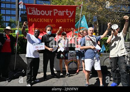 1 Principal Place, London, Großbritannien. 10.. August 2022. Amazon-Arbeiter protestieren gegen die Schmörheit von Amazon. Reine Korporation Gier, die Amazon Chief Executive Office, Andy Jassey, angehäuft £176m Amazon Arbeitnehmer nur 35-50 Penny pro Stunde der Erhöhung zur Verfügung zu stellen. Das ist beleidigend. Vereinigte die Forderung der Union nach einem Mindestlohn von £11 - £12 pro Stunde für Arbeitnehmer außerhalb der Zentrale von Amazon. Quelle: Siehe Li/Picture Capital/Alamy Live News Stockfoto