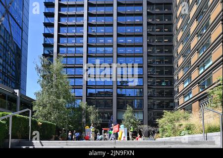 1 Principal Place, London, Großbritannien. 10.. August 2022. Amazon-Arbeiter protestieren gegen die Schmörheit von Amazon. Reine Korporation Gier, die Amazon Chief Executive Office, Andy Jassey, angehäuft £176m Amazon Arbeitnehmer nur 35-50 Penny pro Stunde der Erhöhung zur Verfügung zu stellen. Das ist beleidigend. Vereinigte die Forderung der Union nach einem Mindestlohn von £11 - £12 pro Stunde für Arbeitnehmer außerhalb der Zentrale von Amazon. Quelle: Siehe Li/Picture Capital/Alamy Live News Stockfoto