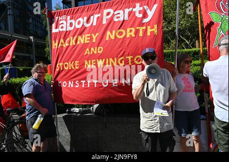 1 Principal Place, London, Großbritannien. 10.. August 2022. Amazon-Arbeiter protestieren gegen die Schmörheit von Amazon. Reine Korporation Gier, die Amazon Chief Executive Office, Andy Jassey, angehäuft £176m Amazon Arbeitnehmer nur 35-50 Penny pro Stunde der Erhöhung zur Verfügung zu stellen. Das ist beleidigend. Vereinigte die Forderung der Union nach einem Mindestlohn von £11 - £12 pro Stunde für Arbeitnehmer außerhalb der Zentrale von Amazon. Quelle: Siehe Li/Picture Capital/Alamy Live News Stockfoto