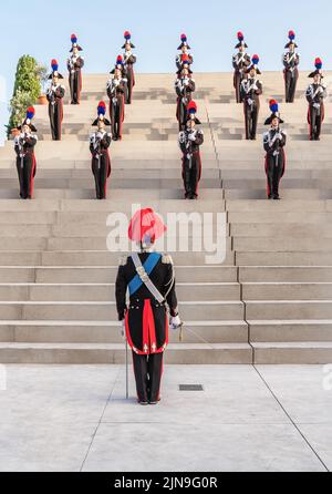 Syrakus Sizilien Italien - 06 2022. Juni: Carabinieri stellten sich anlässlich ihrer historischen Feier unter dem Befehl eines Offiziers, der mit Witz aufgereiht war Stockfoto