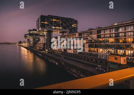 Blick von der Severins-Brücke auf die Kölner Kranhäuser zur blauen Stunde Stockfoto