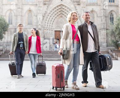 Touristen mit Koffern und Kamera laufen in Barcelona Stockfoto