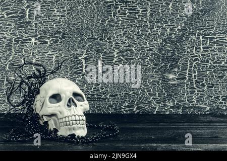 Halloween menschlicher Schädel auf einem alten Holztisch Stockfoto