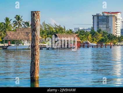 Wunderschönes Playa Azul Strand- und Seespanorama mit blautürkisfarbenem Wasser Hotels Resorts und Palmen in Cancun Quintana Roo Mexiko. Stockfoto