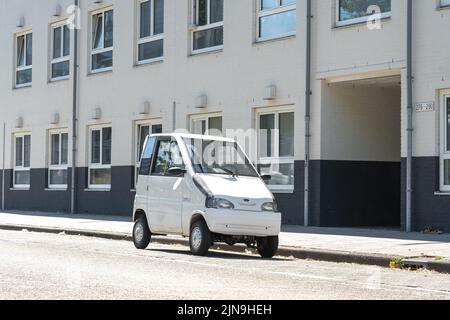 Amsterdam, Niederlande, 10.08.2022, Niederländischer Zweisitzer Canta LX, der speziell für Personen mit Mobilitätseinschränkungen entwickelt wurde, die geparkt sind Stockfoto