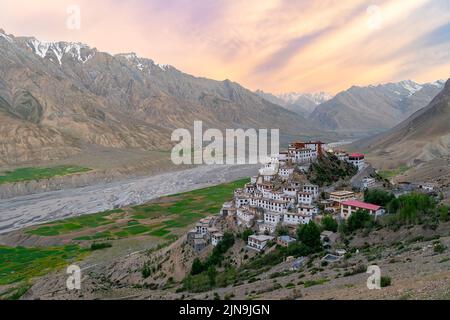 Das berühmte Kee-Kloster liegt auf einem Hügel im Spiti-Tal, Indien, um einen Fluss und Berge Stockfoto