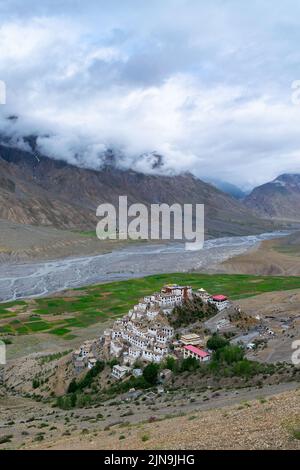 Eine vertikale Aufnahme des Kee-Klosters auf einem Hügel im Spiti-Tal, Indien, um einen Fluss und Berge Stockfoto