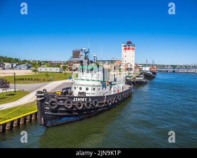 Schlepper dockten in der Nähe des Door County Maritime Museum in Sturgeon Bay, Wisconsin, USA Stockfoto