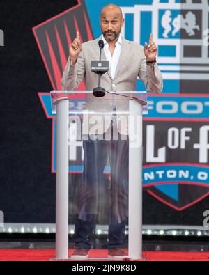 Der Hollywood-Comedian Keegan-Michael Key unterhält das Publikum während der Verankerungszeremonie der Pro Football Hall of Fame im Tom Benson Stadium in Canton, Ohio, am 6. August 2022. Die Wähler hatten 8 Mitglieder für die PFHOF-Klasse von 2022 ausgewählt Stockfoto