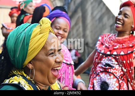 Edinburgh Schottland, Großbritannien 10. August 2022. Soweto Gospel Choir beim Edinburgh Festival Fringe , Assembly Hall, singt zu Ehren des Vaters ihrer Regenbogennation, Nelson Mandela, und feiert und gedenkt des Freiheitskampfes der südafrikanischen demokratischen Bewegung. Kredit sst/alamy live News Stockfoto