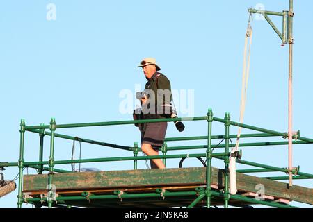 Der legendäre Golffotograf David Cannon auf dem Fernsehturm neben dem 16.-Loch-Grün während der zweiten Runde der Ricoh Women's British Open 2013 Stockfoto