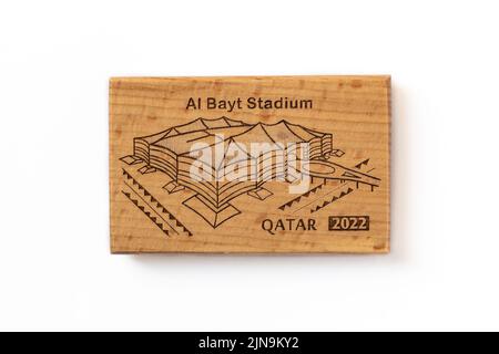 DOHA, KATAR - 10. AUGUST 2022: Al Bayt Stadium Qatar Kühlschrankmagnet. Katar wird Gastgeber der FIFA-Weltmeisterschaft 2022 sein. Stockfoto