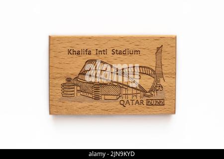 DOHA, KATAR - 10. AUGUST 2022: Khalifa International Stadium Qatar Kühlschrankmagnet. Katar wird Gastgeber der FIFA-Weltmeisterschaft 2022 sein. Stockfoto