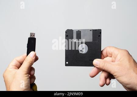 Der Vergleich zwischen einer alten Diskette und einem USB-Stick zur Datenspeicherung Stockfoto