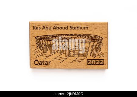 DOHA, KATAR - 10. AUGUST 2022: RAS Abu Aboud Stadium Qatar Kühlschrankmagnet. Katar wird Gastgeber der FIFA-Weltmeisterschaft 2022 sein. Stockfoto