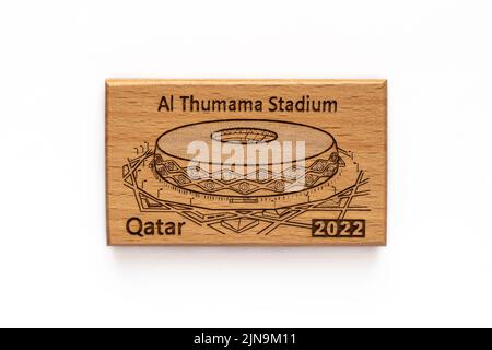 DOHA, KATAR - 10. AUGUST 2022: Al Thumama Stadium Qatar Kühlschrankmagnet. Katar wird Gastgeber der FIFA-Weltmeisterschaft 2022 sein. Stockfoto