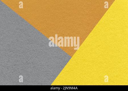 Textur von Handwerk grau, gelb und braun Farbton Farbe Papier Hintergrund, Makro. Struktur aus abstraktem Vintage-Karton mit geometrischer Form und Farbverlauf Stockfoto