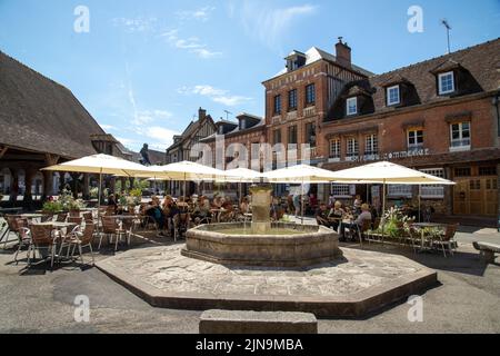 Frankreich, Eure, Lyons la Foret, beschriftet mit Les Plus Beaux Villages de France (die schönsten Dörfer Frankreichs), Brunnen und Hallen aus dem Jahr 17.. Jahrhundert Stockfoto