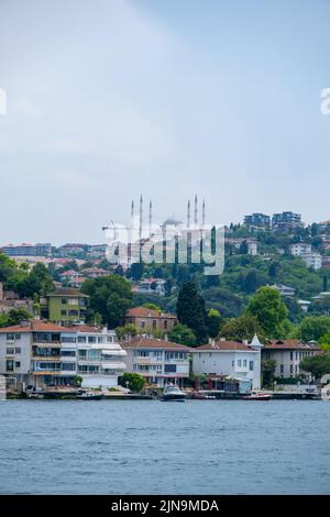 Istanbul, Türkei - 29. Mai 2022: Stadtbild des asiatischen Teils von Istanbul vom Wasser aus, Türkei an einem schönen Sommertag Stockfoto