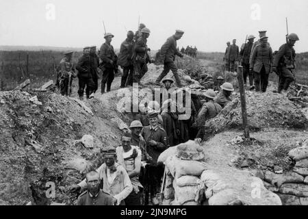 DIE SOMME, FRANKREICH - ca. Juli/August 1916 - britische Armeesoldaten mit Kriegsgefangenen der deutschen Armee während der Schlacht an der Somme in Frankreich während des Ersten Weltkriegs Stockfoto