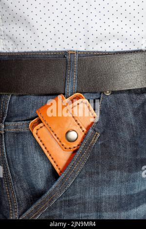 Luxus Craft Visitenkartenhalter Etui aus Leder. Braune Lederbox für Karten in einer Jeans-Tasche Stockfoto