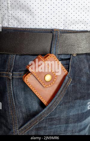 Luxus Craft Visitenkartenhalter Etui aus Leder. Braune Lederbox für Karten in einer Jeans-Tasche Stockfoto