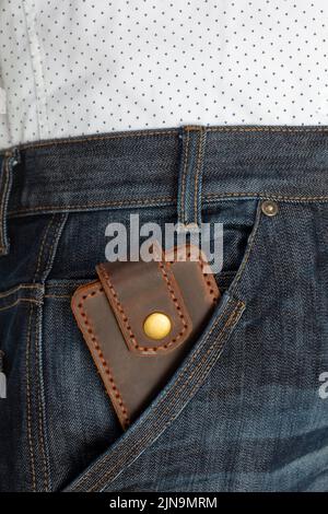 Luxus Craft Visitenkartenhalter Etui aus Leder. Braune Lederbox für Karten in einer Jeans-Tasche Stockfoto