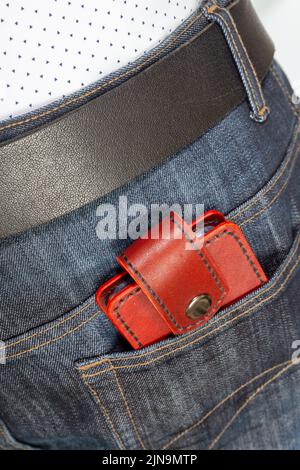 Luxus Craft Visitenkartenhalter Etui aus Leder. Rote Lederbox für Karten in der Gesäßtasche der Jeans. Stockfoto