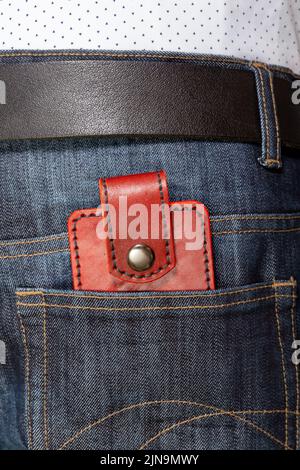 Luxus Craft Visitenkartenhalter Etui aus Leder. Rote Lederbox für Karten in der Gesäßtasche der Jeans. Stockfoto