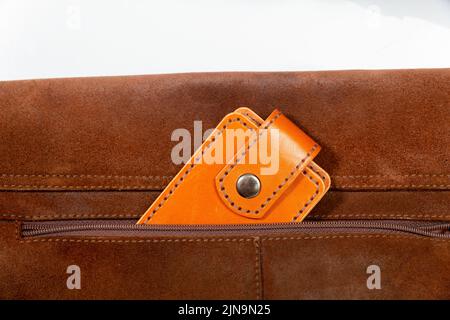 Luxus Craft Visitenkartenhalter Etui aus Leder. Braune Lederbox für Karten in einer Tasche Stockfoto