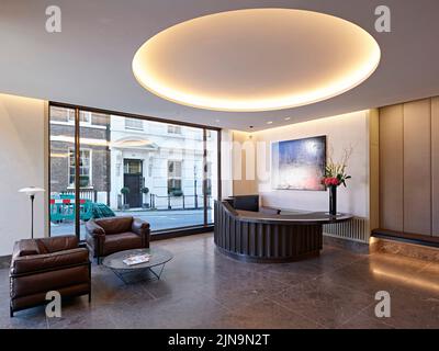 Rezeption und Eingangsbereich im Erdgeschoss mit Blick auf die Straße. 30 St James' Square, London, Großbritannien. Architekt: Eric Parry Architects Ltd, 2021. Stockfoto