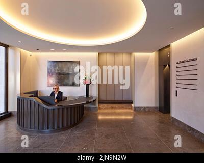 Rezeption und Eingangsbereich im Erdgeschoss. 30 St James' Square, London, Großbritannien. Architekt: Eric Parry Architects Ltd, 2021. Stockfoto