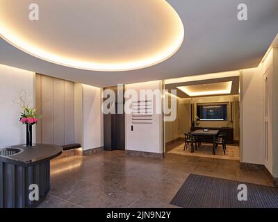 Rezeption und Eingangsbereich im Erdgeschoss mit privatem Tagungsraum. 30 St James' Square, London, Großbritannien. Architekt: Eric Parry Architects L Stockfoto