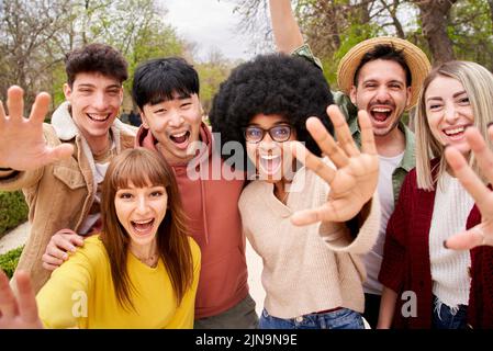 Gruppe von fröhlichen jungen Freunden, die Selfie-Portrait machen. Studenten auf dem Universitätscampus. Glückliche Menschen, die lächelnd auf die Kamera blicken. Konzept von Stockfoto