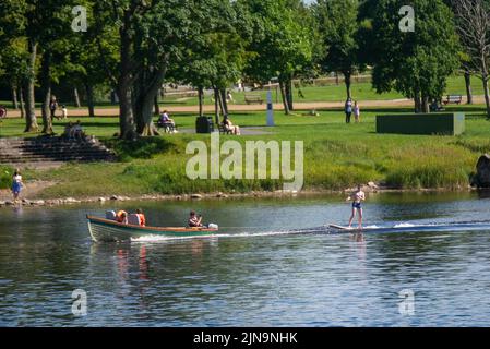 Athlone, Westmeath, Irland, 09.. August 2022. Einige Jugendliche genießen das heiße Wetter auf dem Fluss Shannon in Athlone, während sie mit einem jungen Mann auf dem Rücken ein Boot fahren. Quelle: Eoin Healy/Alamy Live News Stockfoto