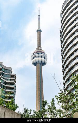 Eine vertikale Aufnahme des CN Towers vor blauem, wolkenfreiem Himmel in Toronto, Ontario, Kanada Stockfoto