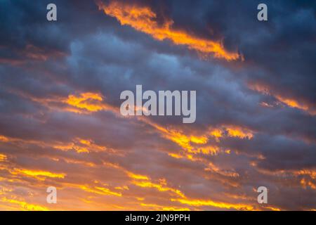 Dramatischer Himmel bei Sonnenuntergang mit Feuer- und Sturmwolkenlandschaft, Miami, Florida, USA Stockfoto