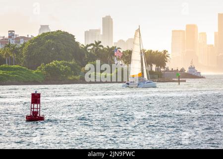 Miami Sea Hafen bei goldenem Sonnenuntergang mit amerikanischer Flagge, Florida, USA Stockfoto