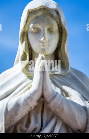 Die Jungfrau Maria betet mit den Händen, die für den Glauben und die Hoffnung auf bessere Tage geklammt sind Stockfoto