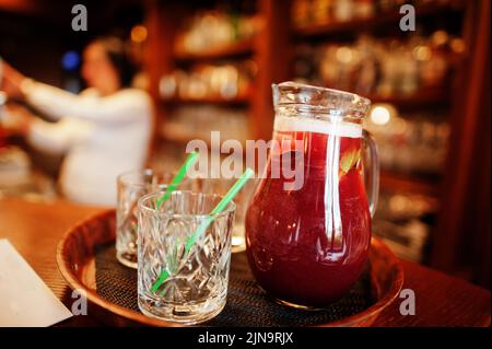 Himbeerlimonade auf einem Tablett mit zwei Gläsern. Stockfoto