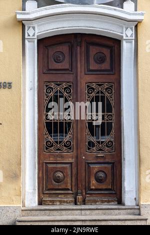 Alte Holztür des Pasteur Instituts auf der Avenue Paulista in Sao Paulo, Brasilien Stockfoto