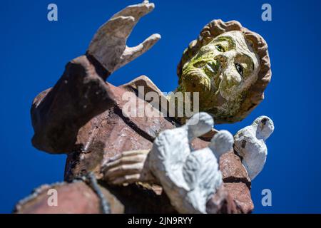 San Francisco von Assisi segnet uns alle mit friedlichen Tauben Stockfoto