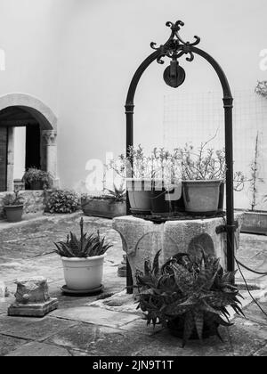 Alter Brunnen, Innenhof der Kirche Kloster St. Franziskus in Cres (Kroatien) Stockfoto