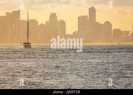 Miami Sea Hafen bei goldenem Sonnenuntergang mit amerikanischer Flagge, Florida, USA Stockfoto