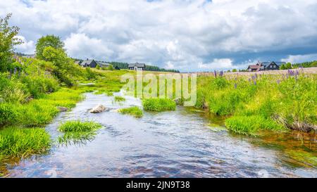 Sonniger Abend im Dorf Jizerka Stockfoto