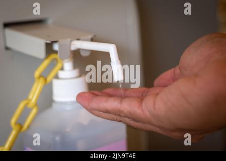 Ein Handalkoholspender am Eingang der öffentlichen Gebäude in Japan. Stockfoto