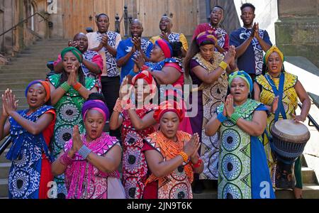 EdFringe: Assembly Hall, The Mound, Edinburgh, Schottland. Mittwoch, 10. August. 16 Mitglieder des Soweto Gospel Choirs singen zu Ehren des Vaters ihrer Regenbogennation Nelson Mandela und feiern und gedenken den Kampf der südafrikanischen demokratischen Bewegung für die Freiheit. Credit Arch White.alamy Live-Nachrichten. Stockfoto